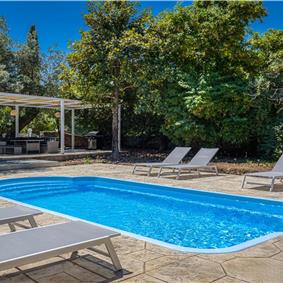 4 bedroom villa with pool by the sea, near Corfu town, sleeps 8